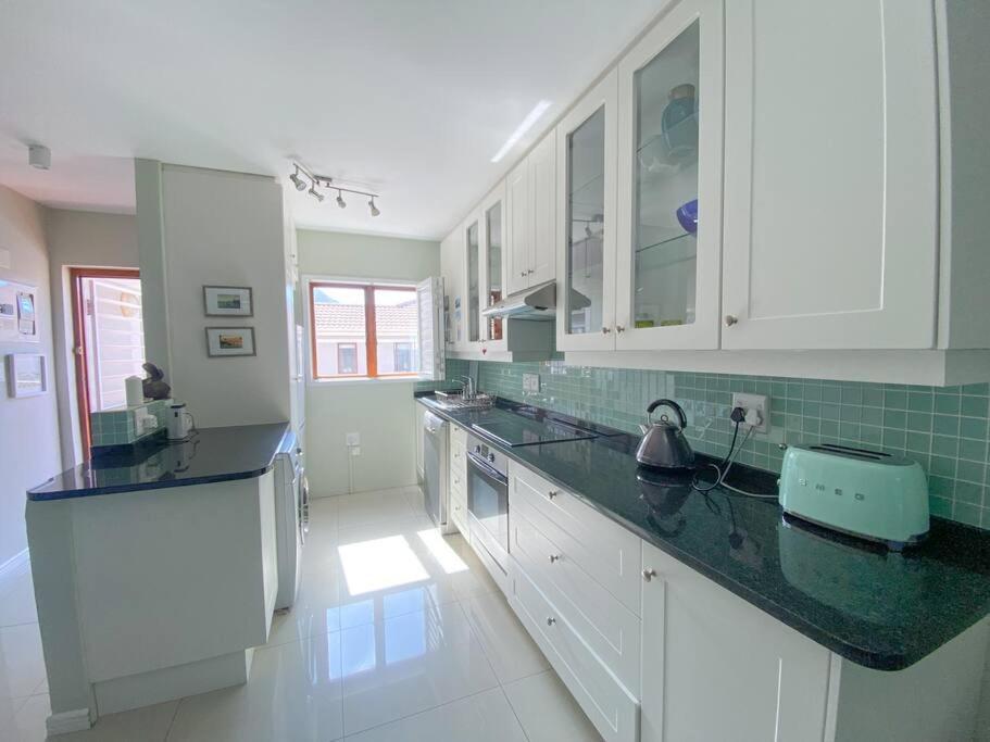 Kalk Bay-stylish 2bed With Private Deck & Seaviews - 10 Sjt