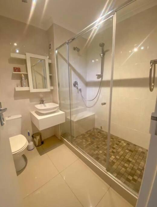 Kalk Bay-stylish 2bed With Private Deck & Seaviews - 10 Sjt Appartement